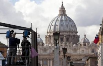 Un equipo de televisión trabaja en la Plaza de San Pedro del Vaticano, un día después de que el papa Benedicto XVI anunciara su renuncia al pontificado.