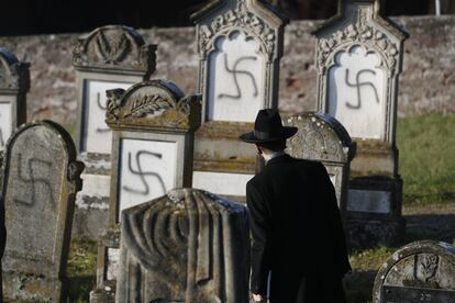 El rabino jefe de Estrasburgo, Harold Abraham Weill, observa las tumbas profanadas con esvásticas en el cementerio judío de Westhoffen, en el este de Francia.