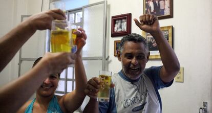 Opositores cubanos celebran con manzanilla el fin de la huelga de hambre.