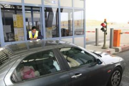 Una empleada cobra el peaje en la carretera de acceso a la terminal T-4 del aeropuerto de Barajas. EFE/Archivo