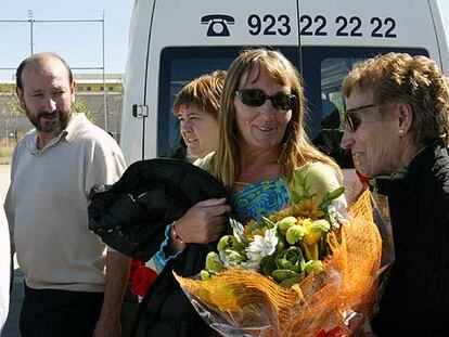 La etarra Mercedes Galdós (en el centro) recibe un ramo de flores a la salida de la cárcel de Topas (Salamanca).