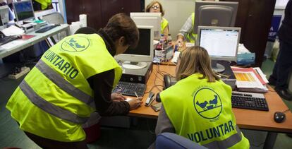 Voluntarios en la oficinas del Colegio de San Fernando de Madrid.