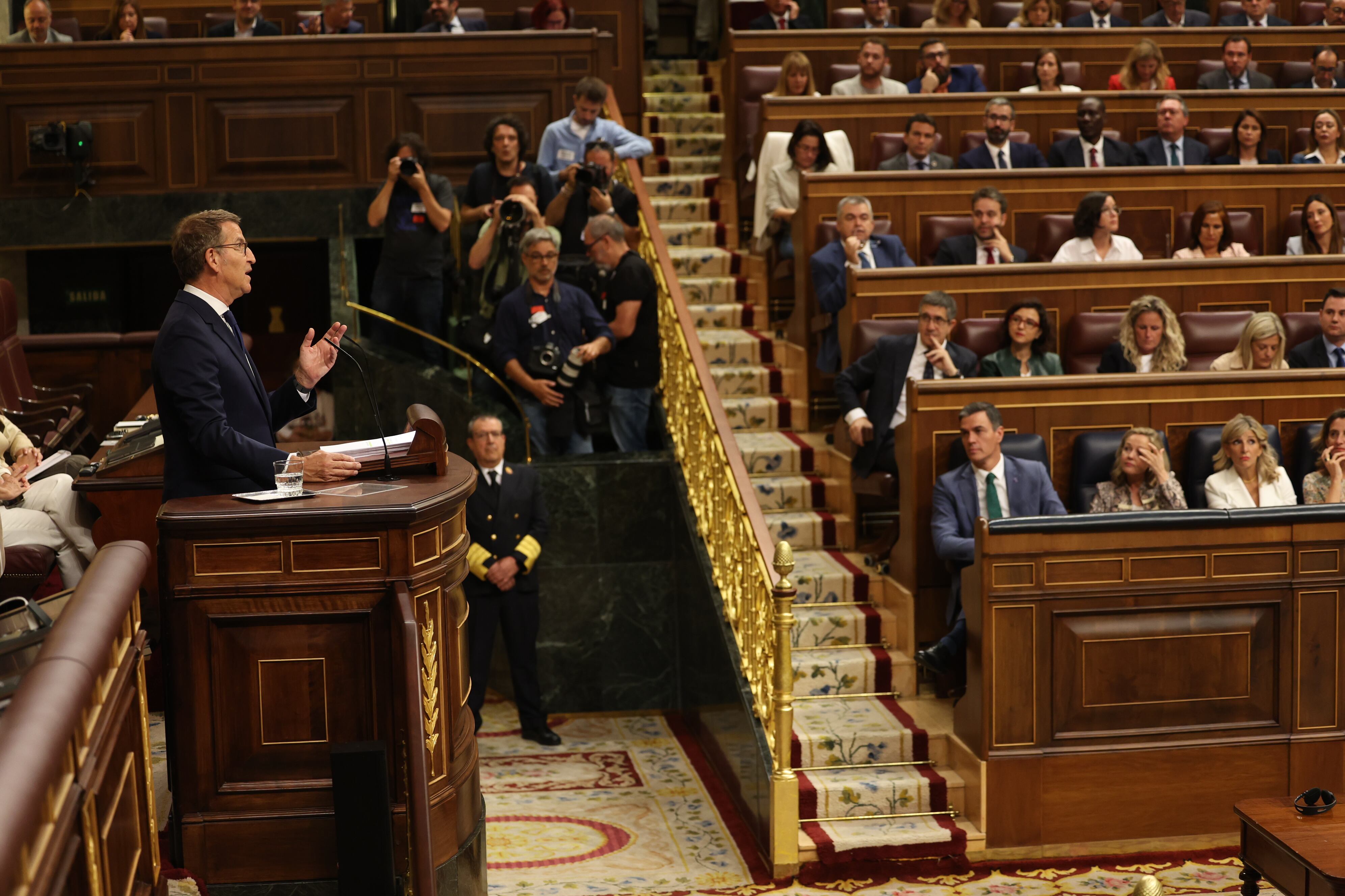 Alberto Núñez Feijóo se dirige al Congreso de los Diputados desde la tribuna de oradores en la primera sesión del debate de investidura. 