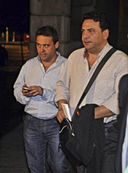 Enrique Manuel Jiménez, a la derecha, tras prestar declaración ante Alaya.