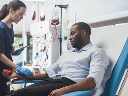 Las personas con TDT (beta talasemia dependiente de transfusiones), al tener niveles bajos o nulos de hemoglobina, requieren transfusiones de sangre regulares cada dos a cinco semanas durante toda su vida.
