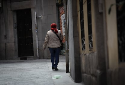 Una mujer paseo por una calle de Madrid durante el estado de alarma, a primeros de mayo.