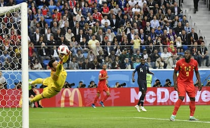 Lloris desvía un remate de Alderweireld en presencia de Lukaku.