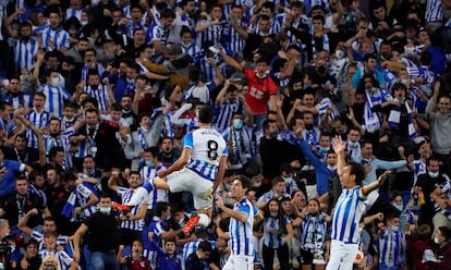 Los jugadores de la Real Sociedad celebran un gol al AS Mónaco este jueves, en el estadio Reale Arena de San Sebastián.