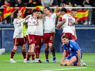 Mikel Oyarzabal celebra su segundo gol junto con sus compañeros.