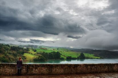 Al Camino francs, patrimonio mundial desde 1993, se le agregan ahora los Caminos de Santiago del Norte. La extensin del bien cultural Caminos de Santiago de Compostela comprende una red de cuatro itinerarios de peregrinacin cristiana Cel Camino costero, el Camino interior del Pas Vasco y La Rioja, el Camino de Libana y el Camino primitivoC que suman unos 1.500 kilmetros y atraviesan el norte de la pennsula ibrica. Puentes, albergues, hospitales, iglesias, catedrales y algunas de las rutas primitivas de peregrinacin a Santiago de Compostela, creadas a partir de que en el siglo IX se descubriera un sepulcro que, segn se cree, encierra los restos mortales del apstol Santiago el Mayor.