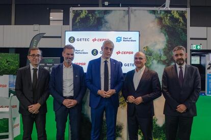 Joaquín Rodríguez, director de Hidrógeno de Cepsa; Thomas Schoepke, director de desarrollo de negocio de GETEC; Edwin Van Espen, Director en el Puerto de Rotterdam, Carlos Barrasa, director de Clean Energies de Cepsa y Enrique Iglesias, director en el área de Hidrógeno de Cepsa.