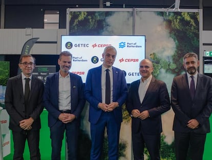 Joaquín Rodríguez, director de Hidrógeno de Cepsa; Thomas Schoepke, director de desarrollo de negocio de GETEC; Edwin Van Espen, Director en el Puerto de Rotterdam, Carlos Barrasa, director de Clean Energies de Cepsa y Enrique Iglesias, director en el área de Hidrógeno de Cepsa.