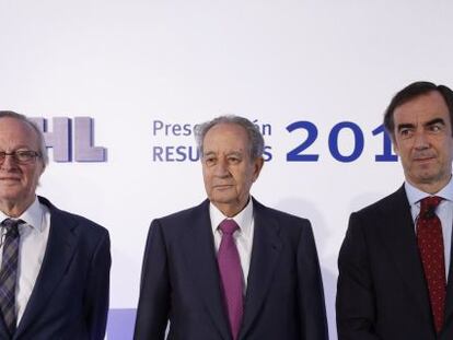 El presidente de OHL, Juan Miguel Villar-Mir (c); el vicepresidente, Juan Villar-Mir de Fuentes (d), y el consejero delegado, Josep Piqu&eacute; Camps, 