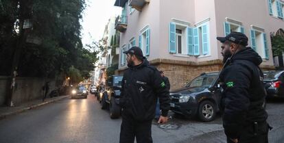 Seguridad privada en los alrededores de una casa supuestamente propiedad de Carlos Ghosn en Beirut.