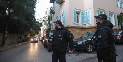 Seguridad privada en los alrededores de una casa supuestamente propiedad de Carlos Ghosn en Beirut. 