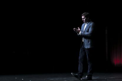 El candidato de Ciudadanos a la Presidencia del Gobierno, Albert Rivera (c) durante su asistencia al acto de inicio de campaña, en el Teatre Trui de Palma de Mallorca.