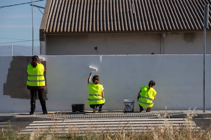 Trabajos de pintura en las afueras de Saucedilla.