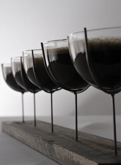 En las copas, sopa de tierra con ostras, de Yoshihiro Narisawa.