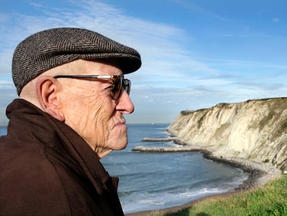 El escritor vasco Ramiro Pinilla posa en 2010 en los acantilados de La Galea y la playa de Arrigunaga, lugar donde ambientó la novela 'Las ciegas hormigas', premio Nadal de 1962.