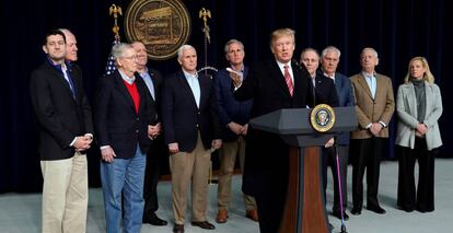 Donald Trump, escoltado por los líderes republicanos, el día 6.
