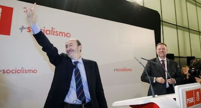 Alfredo P&eacute;rez Rubalcaba saluda a los asistentes a su mitin en Zaragoza. A la derecha, Marcelino Iglesias.