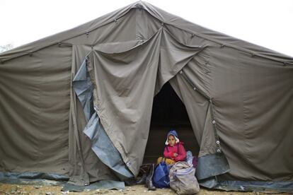 Una niña refugiada descansa en una tienda de campaña del campamento de Opatovac, Croacia, el 21 de octubre. Unos 3.000 refugiados que esperaban en el paso de Berkasovo, entre Serbia y Croacia, lograron forzar ese día su entrada en este país tras pasar una fría noche a la intemperie, mientras que entre Croacia y Eslovenia también se ha despejado momentáneamente la aglomeración de quienes tratan de pasar.