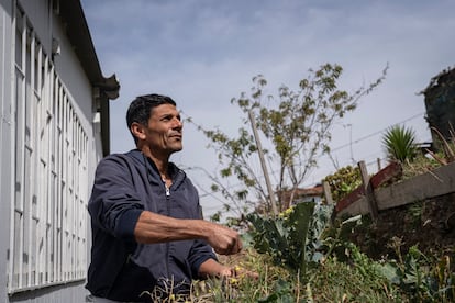 Miguel Zambrano en una huerta en Cazucá.