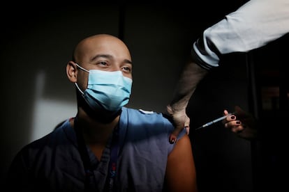 Un médico recibe una dosis de la vacuna de Pfizer/BioNTech en el Hospital General de Massachusetts, en Boston (EE UU), este miércoles.