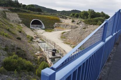 Obras paralizadas de la variante en A Pobra de San Xiao (Lugo).