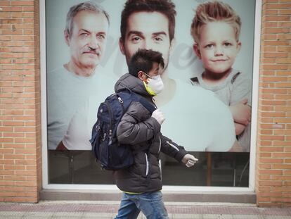 Una persona con mascarilla camina el sábado por una calle de Pamplona.