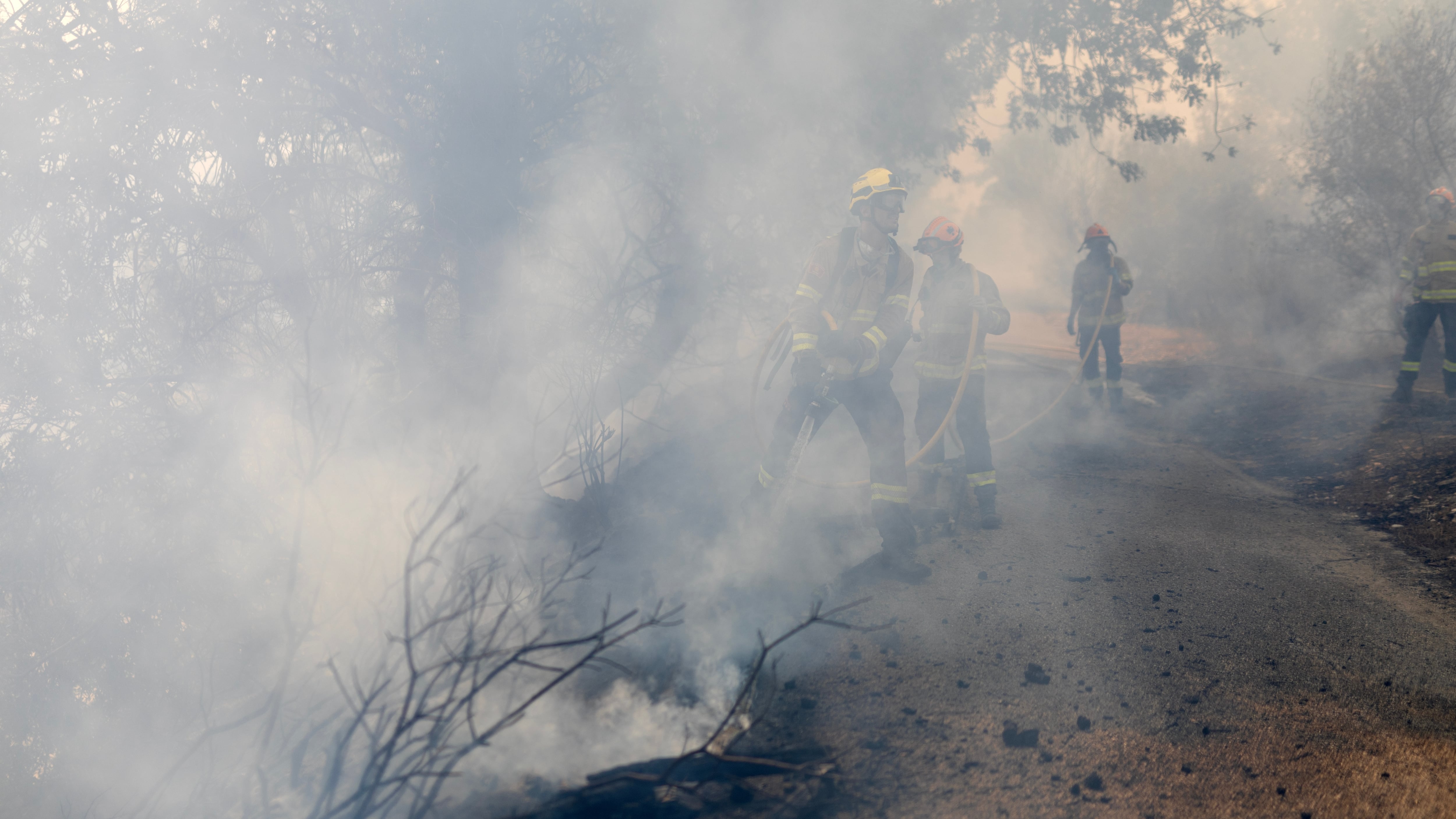 El viento complica la extinción del fuego en Paüls (Tarragona), que ya ha quemado 3.200 hectáreas y obliga a confinar a 18.000 vecinos