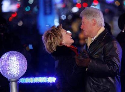 Los Clinton bailan en Times Square, Nueva York.