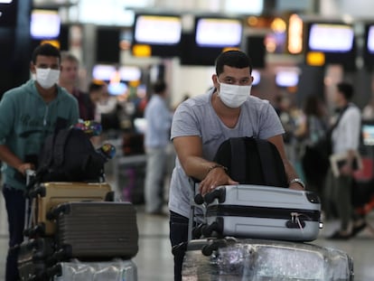 Passageiros com máscara em precaução ao coronavírus no Aeroporto de Guarulhos.