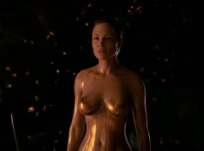 No es que Angelina Jolie (California, 1975) no tenga un cuerpo espectacular que mostrar, y lo ha hecho a menudo en el cine. Pero el caso de 'Beowulf' (Robert Zemeckis, 2007) fue diferente. La película siguió la técnica que el director ya había usado en 'Polar Express' (2004): se llama captura de movimiento y graba a actores reales para luego trasladar sus movimientos a un modelo digital. Dado que hay un desnudo de Angelina Jolie en la película, la oportunidad era perfecta para usar el de otra mujer y después añadirlo digitalmente. Y así lo hicieron. La elegida fue la modelo Rachel Bernstein. ¿El motivo más plausible por el que Angelina no enseñó el suyo, que no necesita doble alguno? Estaba embarazada de su hija Shiloh Nouvel.