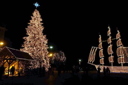 Los turistas y lugare?os coinciden en la plaza Aristotelous de Tesalnica (Grecia), donde los iconos navide?os campan a sus anchas.