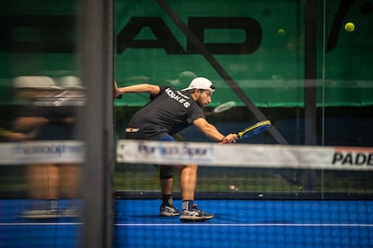 Juan Camilo Morales jugando padel