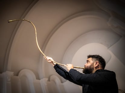 El músico Abraham Cupeiro toca un dord, antigua trompa irlandesa, en agosto.