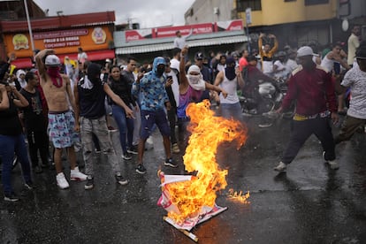 Los descontentos han enarbolado banderas de Venezuela, han prendido fuego a neumáticos y han quemado carteles con la imagen de Maduro. 