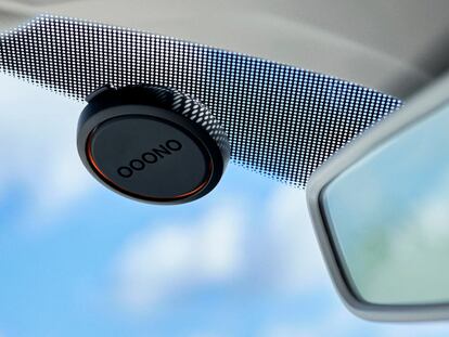 Artículo de EL PAÍS Escaparate que describe las funciones del avisador de radares para el coche, el OOONO Co-Driver 2