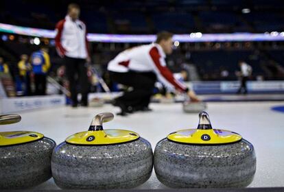 Detalle del campeonato de curling que se celebra en Edmonton, Alberta, Canadá.