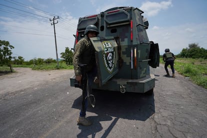 Como nexo entre la sierra y la costa, Aguililla resulta clave para los grupos criminales. Las mafias tratan de alcanzar un espacio inmejorable para controlar las rutas al litoral. No solo por las drogas, también por las minas de hierro de la zona y la riqueza maderera de los bosques.