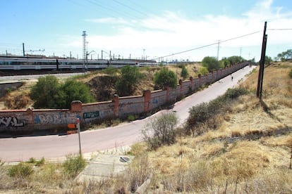 Este muro que impide el paso a las vias del tren separa el distrito de Fuencarral de la avenida de Burgos.