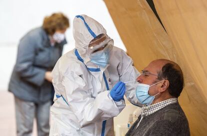 Vecinos de la localidad de Aranda de Duero (Burgos) se someten a un cribado masivo para la detección de la covid-19 a través de test de antígenos el sábado pasado.