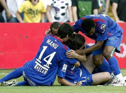 Los furbolistas del Getafe felicitan Granero tras su gol.