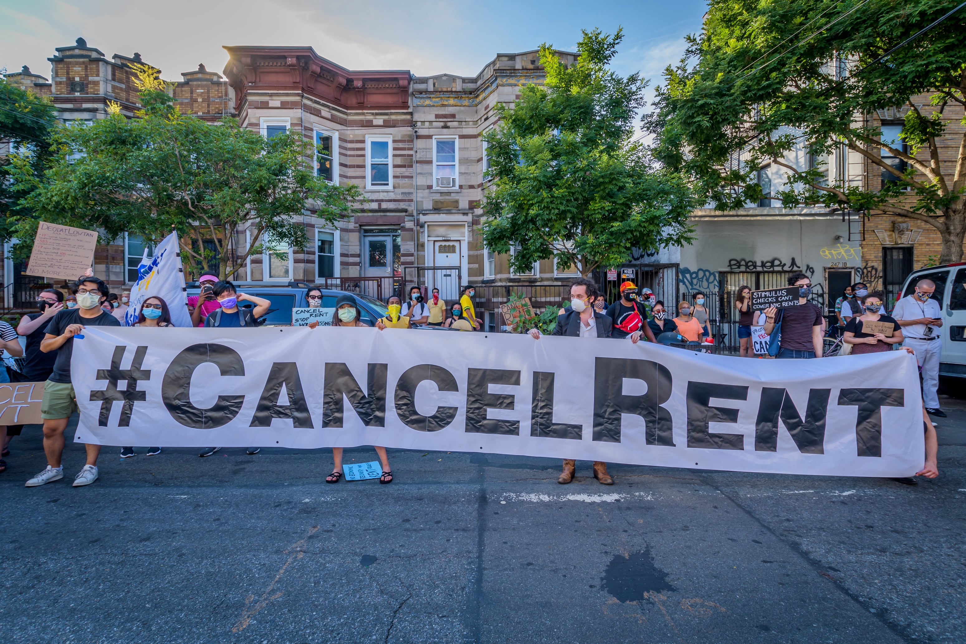Personas en Brooklyn protestan buscando que se cancelen los pagos de renta durante la pandemia, en julio de 2020.