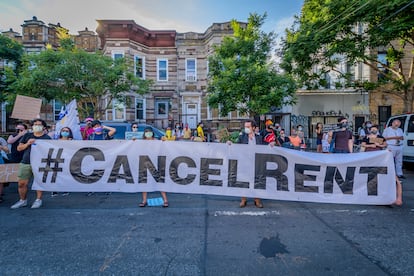 Personas en Brooklyn protestan buscando que se cancelen los pagos de renta durante la pandemia, en julio de 2020.