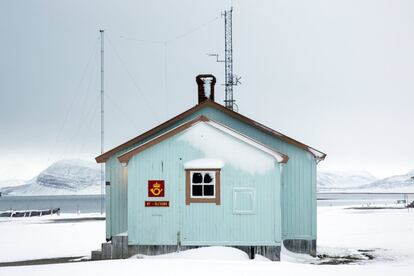 La oficina de correos no militar más septentrional del mundo en la estación de investigación de Kings Bay en Ny-Alesund, Svalbard, Noruega, 18 de octubre de 2015. Una cadena noruega de islas sólo 1.200 kilometros (750 millas) del Polo Norte está tratando de promover las nuevas tecnologías, el turismo y la investigación científica en un cambio de la minería a gran contaminante del carbón que ha sido un pilar de la economía a distancia durante décadas. Noruega suspendió más la minería del carbón en el archipiélago de Svalbard año pasado debido a los altos costos y está buscando empleos alternativos para unos 2.200 habitantes en las islas donde los osos polares deambulan. Parte de la respuesta puede ser la de impulsar la ciencia: en Ny-Alesund, la liquidación no militar permanente más septentrional del mundo, científicos de 11 países, entre ellos Noruega, Alemania, Francia, Gran Bretaña, India y Corea del Sur cuestiones de estudio, como el cambio climático. La presencia de Noruega, miembro de la OTAN, también da a la alianza un punto de apoyo estratégico en el extremo norte, cada vez más importante después de la vecina Rusia anexó la región de Crimea de Ucrania en 2014. REUTERS / Anna FilipovaPICTURE 10 DE 19 - BÚSQUEDA "SVALBARD Filipová" PARA TODOS IMAGESâ € â € ¨