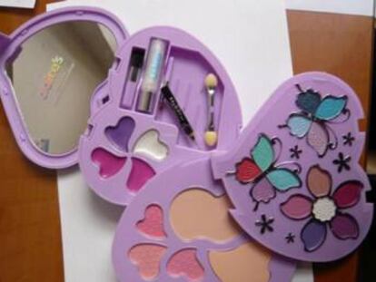 La OCU alerta de un kit infantil de maquillaje con amianto de la cadena Claire’s