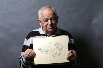 Lajos Erdelyi, de 87 años, posa con un dibujo hecho por un compañero del campo de exterminio en Budapest el 13 de enero de 2015. Erdelyi fue enviado a Auschwitz-Birkenau en mayo de 1944 y más tarde fue trasladado a otro campo. Cuando fue liberado pesaba menos de 30kg, trató de llegar a su casa caminando, pero se desplomó y fue llevado a un hospital por un agricultor.