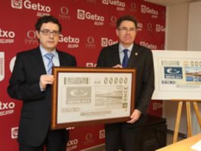 Landa (a la derecha) y San Gabriel presentan el cupón que la ONCE dedica a Getxo.